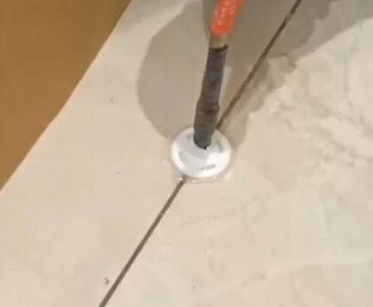 未央瓷砖空鼓维修公司专业解答瓷砖在铺贴过程中，如果没有涂抹均匀到位的粘结材料（如水泥砂浆或瓷砖胶），可能会导致以下问题